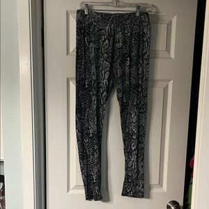 Chic Black and Gray Patterned Leggings